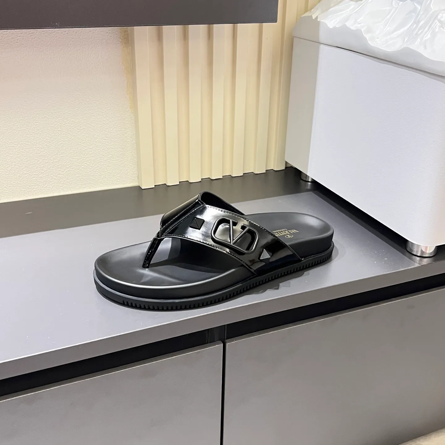 p300《VALENTINO》Warren Men🧍‍♂️Spring and Summer New Style. Cowhide logo flat slippers, elegant sandals, the same style worn by celebrities, original molding, imported calfskin. Rubber outsole. Soft and durable, full set of counter packaging, 38-44!